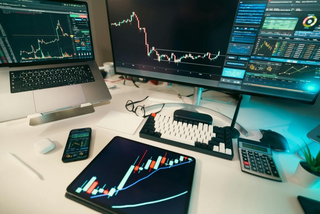 Indicações A modern trading desk with screens displaying financial charts and graphs, showcasing a digital analysis setup.