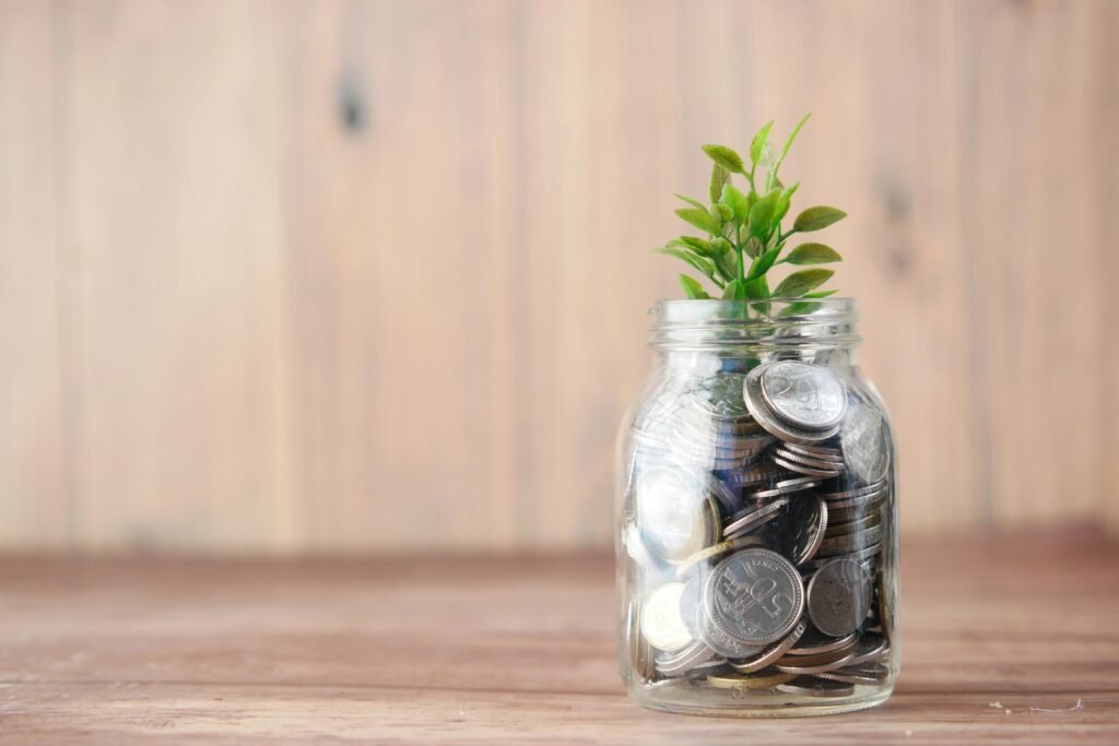Indicações A jar filled with coins and a plant symbolizes growth in savings and investment.