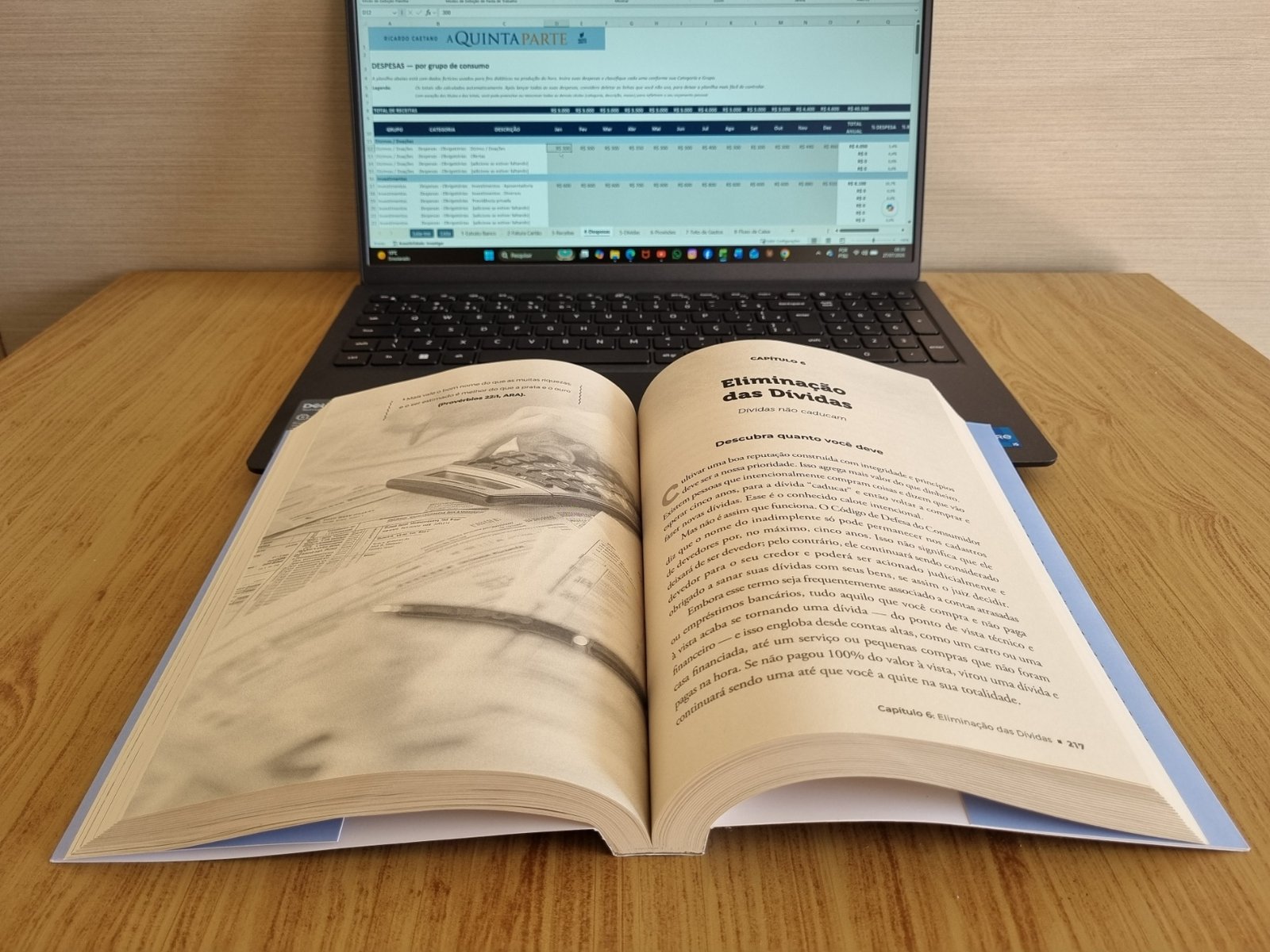 Planilha de orçamento doméstico A Quinta Parte aberta em um notebook, com o livro aberto no Capítulo 6 Eliminação das Dívidas.